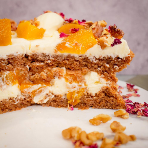 TORTA DE NUEZ, CREMA DE MASCARPONE Y MIEL CON DURAZNOS EN ALMÍBAR DE ROSA