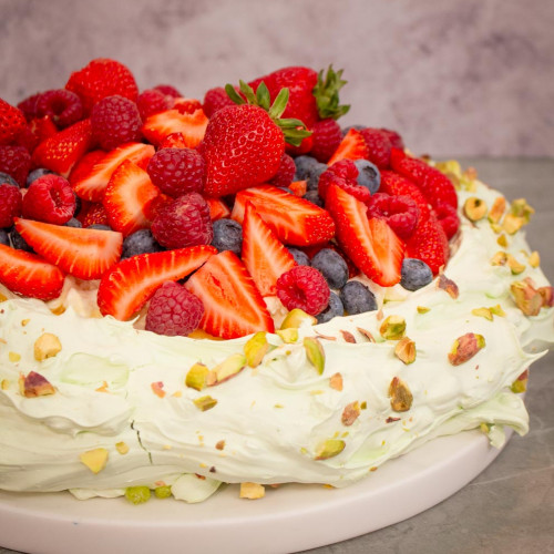 PAVLOVA DE CREMA DE QUESO, LIMÓN Y FRUTOS ROJOS