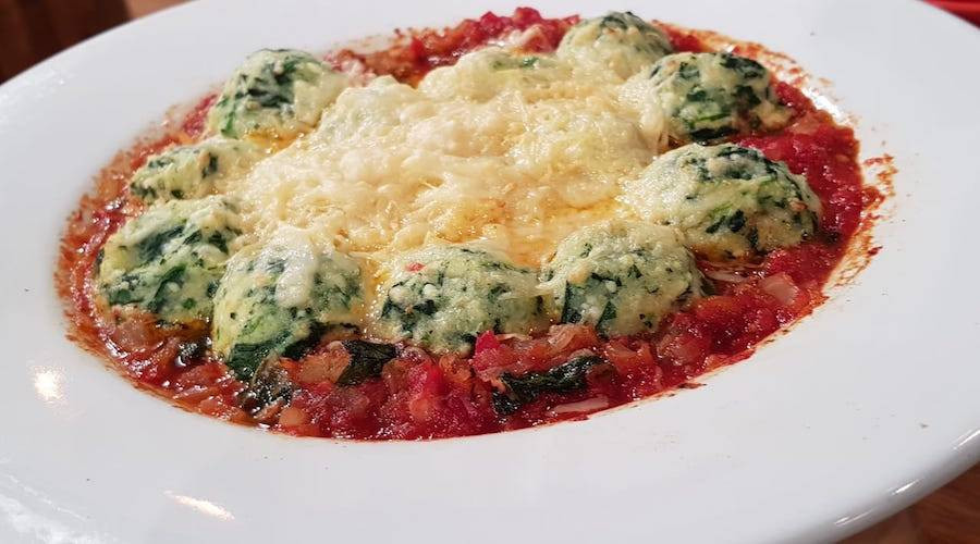 Malfatti De Ricota Espinaca Y Queso Con Salsa De Cherrys Y Albahaca