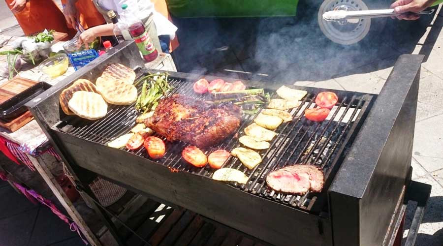 Ojo De Bife Picante Con Pan Y Vegetales A La Parrilla Y Ensalada Fresca