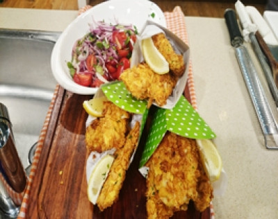 Tiritas De Pollo Crocante Con Ensalada De Habas Cocineros Argentinos