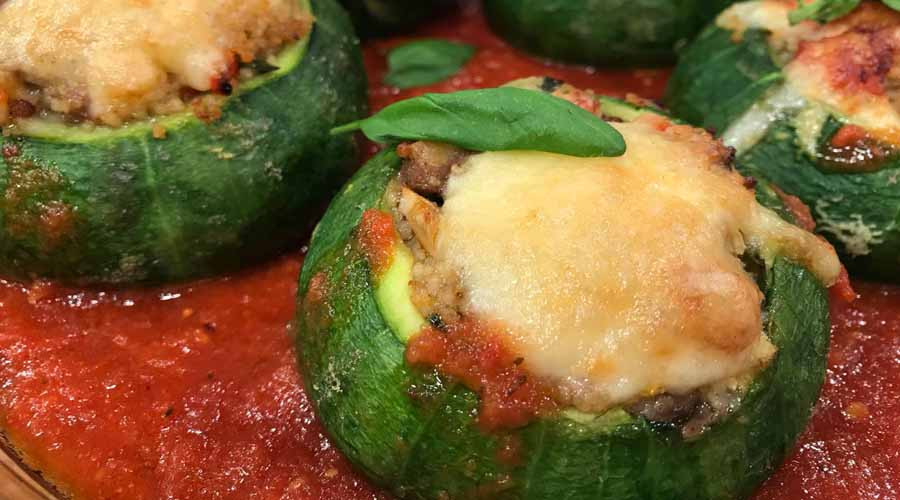 Zapallitos Rellenos Con Carne Cortada A Cuchillo Y Chorizo Con Salsa De