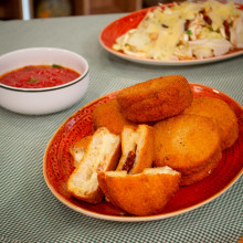 MOZARELLA EN UN CARRUAJE CON ENSALADA DE ALCAUCILES