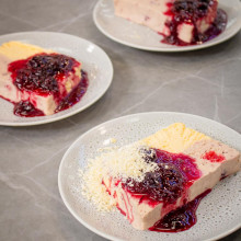 POSTRE HELADO DE CHOCOLATE BLANCO Y FRUTOS ROJOS