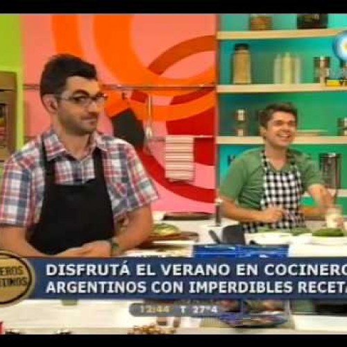 A disfrutar el verano con una súper copa helada con cereza, helado y ananá