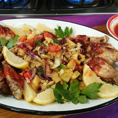 Alitas de pollo con revuelto de panceta