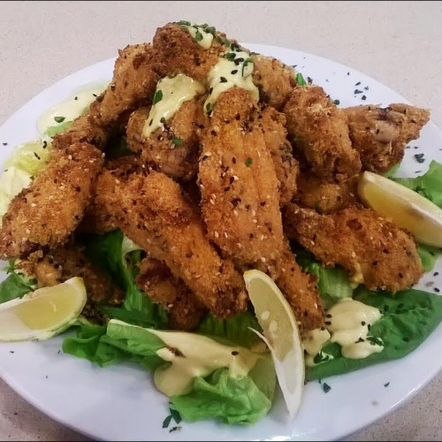 Alitas de pollo rebozadas en panko con ensalada verde