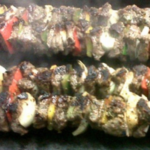 Bombas de papa, jamón a la napolitana y espadas de carne a la chapa