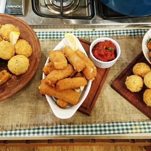 Bombas de papa y carne y mozzarellitas fritas crocantes