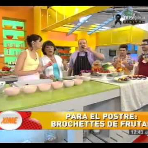 Brochettes de frutas y helado de banana