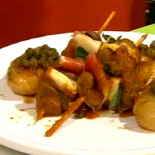 Brochettes de riñoncitos de cordero con papas aplastadas y gigot de cordero con risotto de hongos yr atatouille de verduras