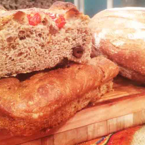 Bruschettas de pan de campo con pesto, jamón crudo, cherrys y queso  por Germán Torres