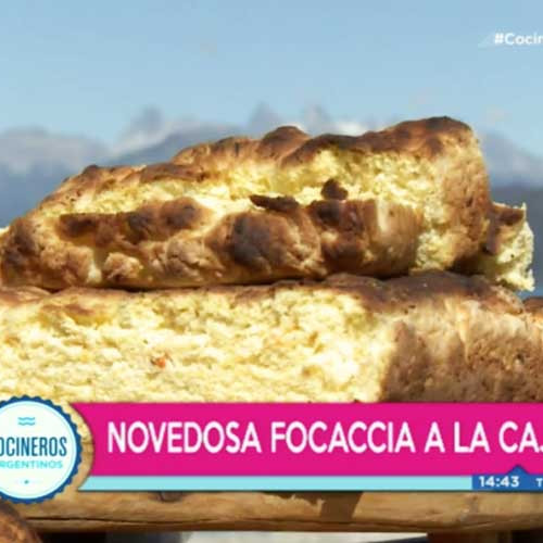 Brusquetas de trucha a la chapa y achuras de cordero en base de focaccia de ajo y calabaza