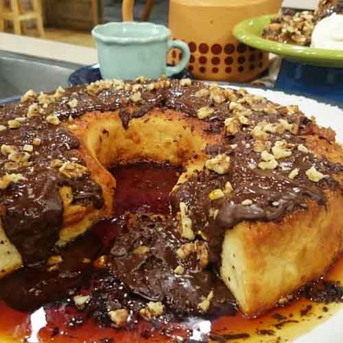 Budín de pan cubierto de chocolate