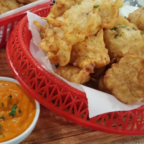 Buñuelos de panceta y queso con salsa de morrones