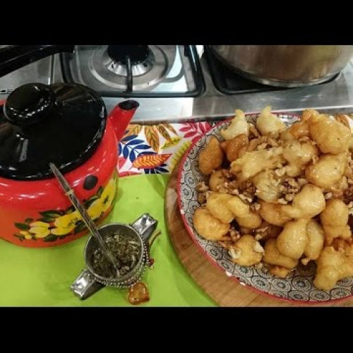 Buñuelos dulces griegos con canela y nueces
