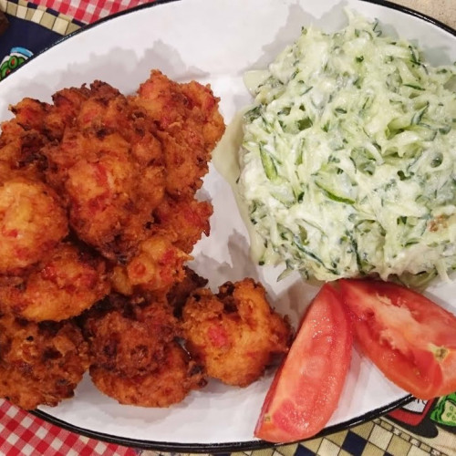 Buñuelos griegos de tomate con salsa de yogur