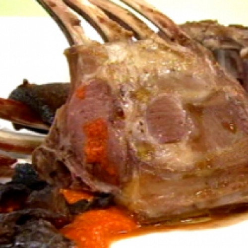 Chuletas de cordero con perfume de hongos y papines