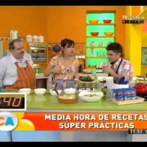 Copas de merenguitos crema y frutilla