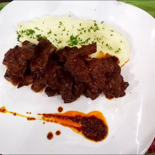 Corazón a la plancha con puré de papa y ajo