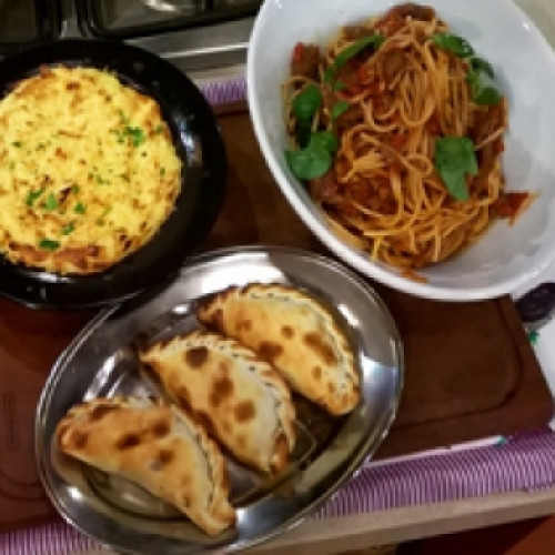 Empanadas de ossobuco, pastel de ossobuco y fideos con estofado de ossobuco