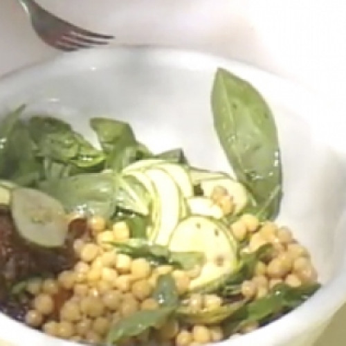 Ensalada fresca de legumbres y ensalada a la chapa