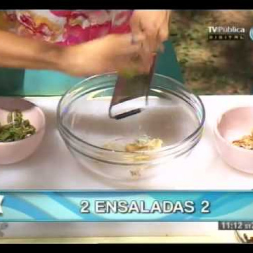 Ensalada fresca de legumbres y ensalada a la chapa