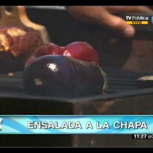 Ensalada fresca de legumbres y ensalada a la chapa