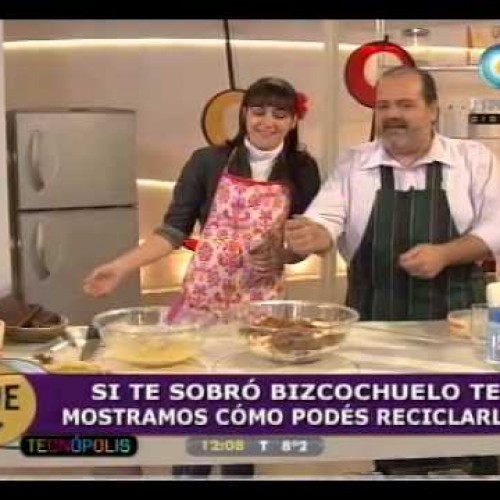 Exquisito budín de bizcochuelo bicolor