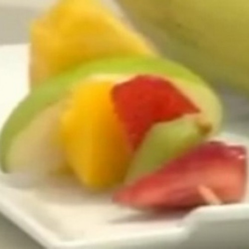 Frutas a la chapa: Brochette multifruta- Frutillas y arándanos salteados con helado