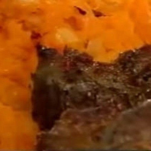 Gran despliegue de sabor: Bondiola de cerdo rellena con provoleta y puré de calabaza.