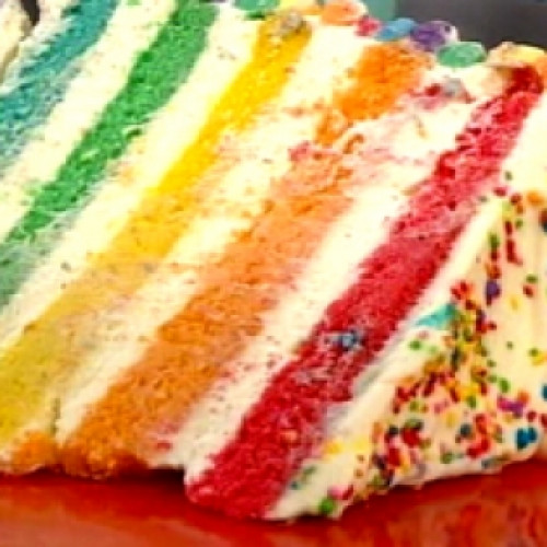 Gran torta arcoíris para el Día del Niño