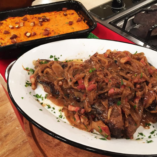 Hígado encebollado al cognac con puré de calabaza gratinado
