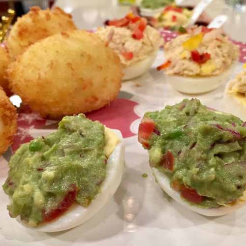 Huevos rellenos y huevos duros fritos