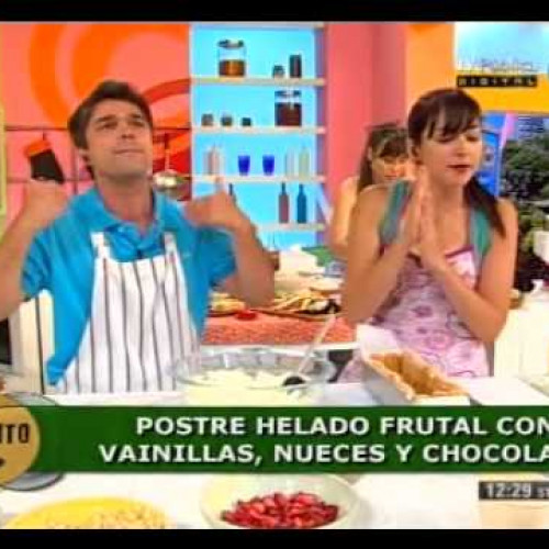 Increíble postre helado con vainillas, nueces y chocolate