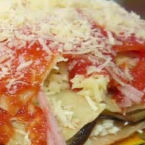 Lasagna de vegetales, ricota, jamón y queso