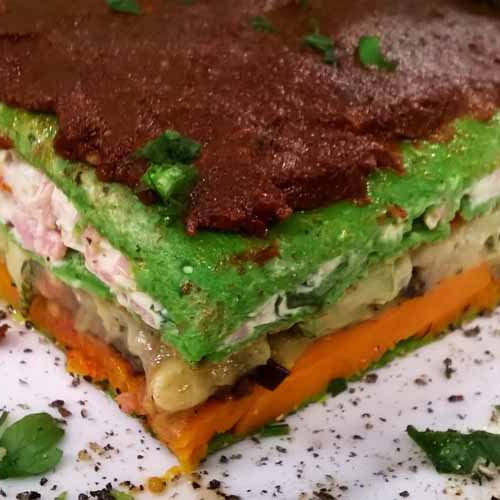 Lasaña fría de vegetales asados y pesto de tomates