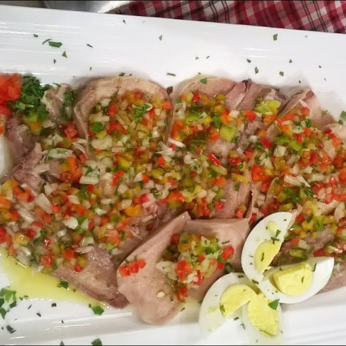 Lengua a la vinagreta con huevo duro y perejil