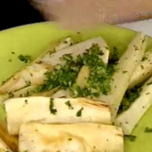 Mandioca frita y ensalada tibia de mandioca