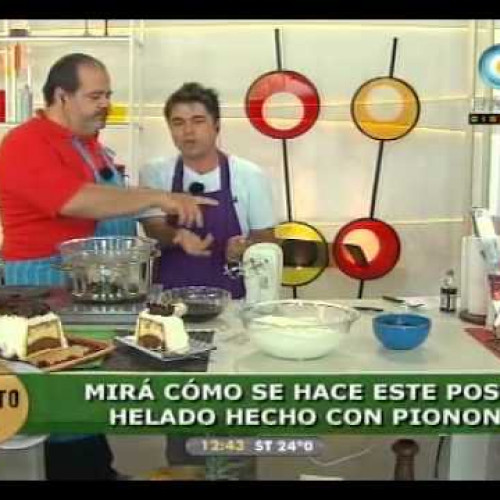 Maravilla de postre helado con crema y chocolate