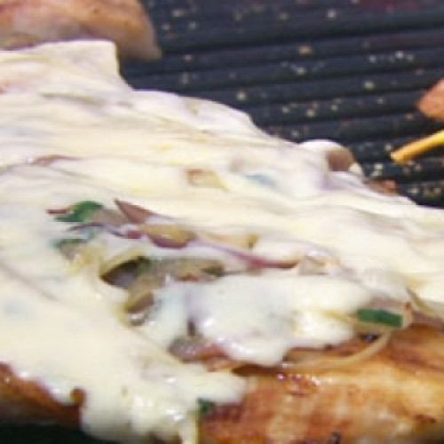 Matambrito de cerdo a la pizza con ensalada waldorf