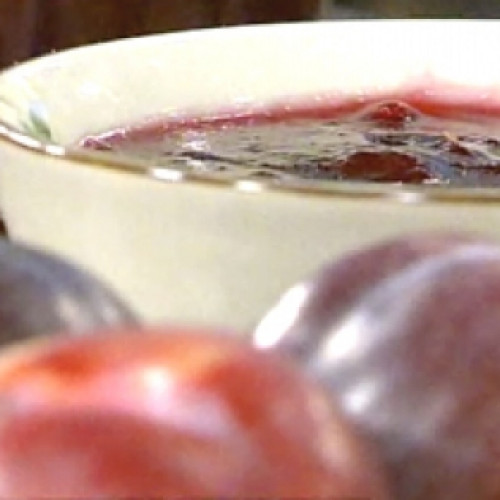 Mermelada de ciruela y pan en olla