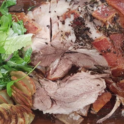 Paleta de cerdo al ajillo con papas y ensalada cítrica