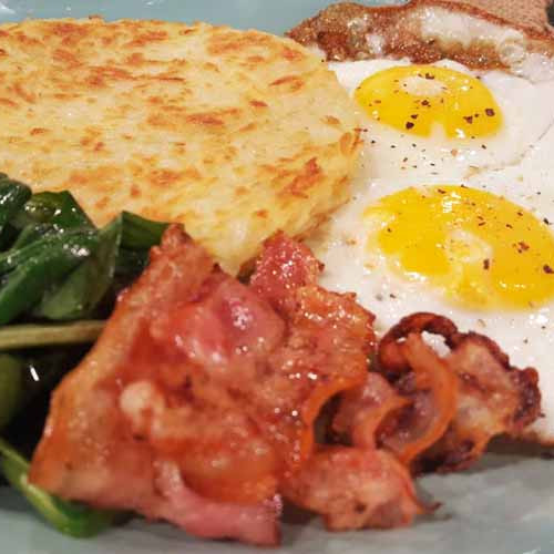 Papas rosti con huevo, panceta y espinaca