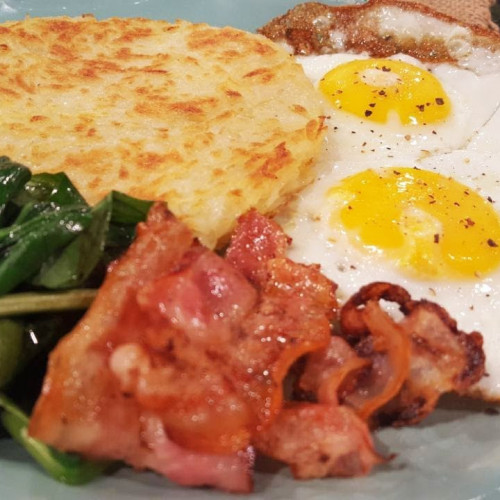 Papas rosti con huevo, panceta y espinaca