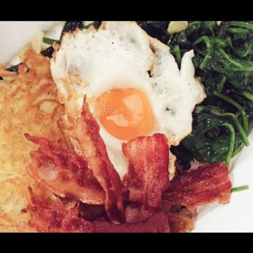Papas rosti, huevos fritos y salteado de espinaca