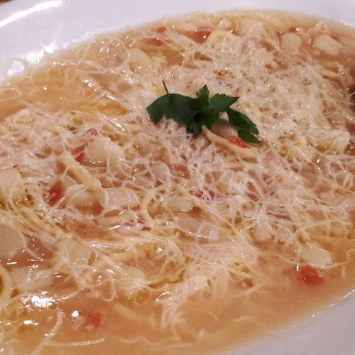 Pasta e fagioli con brusquetas de ajo