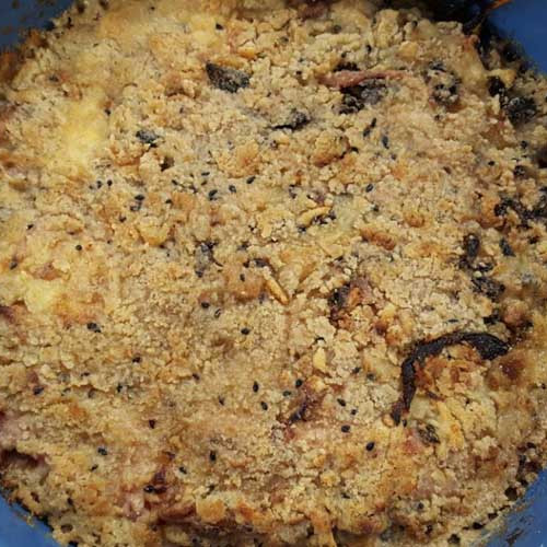 Pastel de queso Gouda, cebolla, jamón y hongos