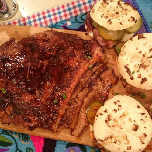 Pastrón casero en sándwich con pepinos agridulces