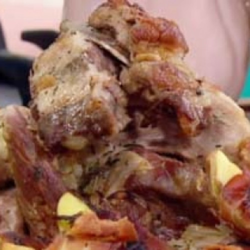 Pechito de cerdo marinado con papas envueltas en panceta